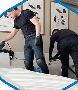 Twee schoonmakers van Cleaning Brothers reinigen een matras en bank